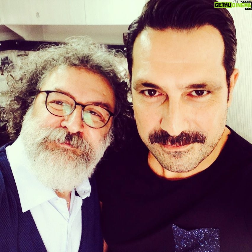 Bülent İnal - 5.8K Likes - Setten sevgiler selamlar✌️️✌️️ akşama görüşürüz😳😄😄👍 @kubilay961 #babamveailesi #goldfilm #kanald