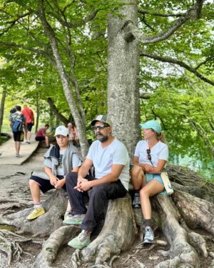 Bülent İnal Instagram - Plitvice göllerindeydik bugün. Burayı bulan ve bu deneyimi bize yaşatan @melissinal ♥️