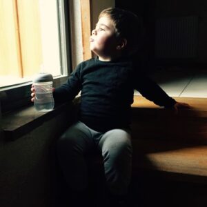 Bülent İnal Instagram - Anneannesini ve dedesini beklerken:))