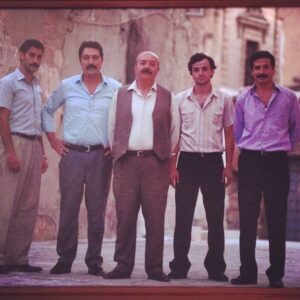 Bülent İnal Instagram - Yanık Memed ve Oğulları.... Yaşadıklarına biz bile inandık, kendimiz yazıp kendimiz oynamamıza rağmen. Reyting almak için bize pek çok entrika önerdiler hiç birini bu aileye yakıştıramadık. Yapmaya çalıştığımızı da belki biz beceremedik. Biz büyüğü odaya girdiğinde ayağa kalkanların dizisini yapalım istedik. Elimizden geldiğince namuslu bir iş yapmaya çalıştık. Bir kusurumuz olduysa affola. Bizi zor günlerimizde destekleyen hep yanımızda olan seyircilerimize çok teşekkür ediyoruz. Tüm ŞanlıUrfa halkına çok teşekkür ederiz. Akif Çekirge sıra gecesi ekibine çok teşekkür ediyoruz. İbrahim Tatlıses ve ailesine hep yanımızda oldukları için ayrıca teşekkür ediyoruz. Gece gündüz demeden yüreğiyle çalışan tüm ekip arkadaşlarımıza çok teşekkür ediyoruz. İsmini sayamadığım bize inanan bizi destekleyen herkese çok teşekkür ediyoruz. Allah'a emanet olun. Sevgiler saygılar...,