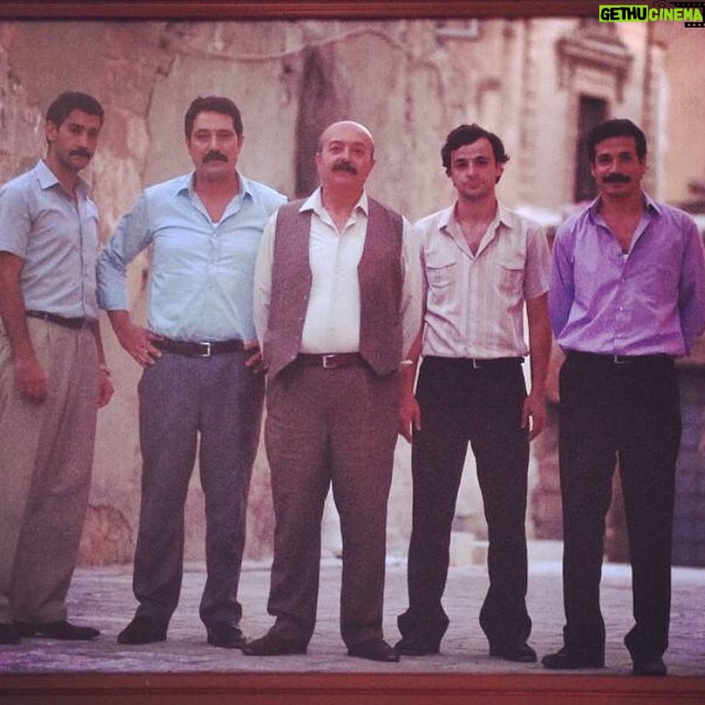 Bülent İnal - 4.8K Likes - Yanık Memed ve Oğulları.... Yaşadıklarına biz bile inandık, kendimiz yazıp kendimiz oynamamıza rağmen. Reyting almak için bize pek çok entrika önerdiler hiç birini bu aileye yakıştıramadık. Yapmaya çalıştığımızı da belki biz beceremedik. Biz büyüğü odaya girdiğinde ayağa kalkanların dizisini yapalım istedik. Elimizden geldiğince namuslu bir iş yapmaya çalıştık. Bir kusurumuz olduysa affola. Bizi zor günlerimizde destekleyen hep yanımızda olan seyircilerimize çok teşekkür ediyoruz. Tüm ŞanlıUrfa halkına çok teşekkür ederiz. Akif Çekirge sıra gecesi ekibine çok teşekkür ediyoruz. İbrahim Tatlıses ve ailesine hep yanımızda oldukları için ayrıca teşekkür ediyoruz. Gece gündüz demeden yüreğiyle çalışan tüm ekip arkadaşlarımıza çok teşekkür ediyoruz. İsmini sayamadığım bize inanan bizi destekleyen herkese çok teşekkür ediyoruz. Allah'a emanet olun. Sevgiler saygılar...,