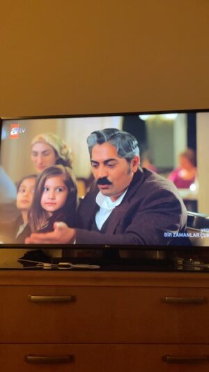 Bülent Polat Instagram - Kızım Doğa ile aynı sahnede oynadık çok mutluyum. Çok güzel bir anı olacak. ☘️🥰 Doğaçlama yapmış olması, sahneyi dinlemesi Gaffur un sataşmasına hızlıca tepki vermesi paha biçilmez.😊🧿🧿❤️