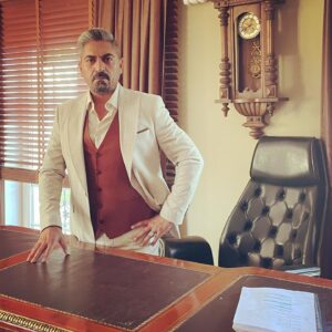 Bülent Polat Instagram - “Filmlerdeki ana karakterlerin değerini yükselten, onları birer kahramana dönüştüren kötü karakterleri unutmamak gerekir.” 👿