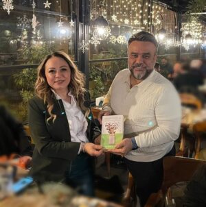 Bülent Serttaş Instagram - @MTU_ozaledu  Rektörü Sayın @profdraysunbaykarabulut ile bir araya gelerek gençlerimiz için hazırlanan programlar hakkında fikir alışverişinde bulunduk ve Doğada Hayat Var 🌿kitabını  hediye ettiler.Ayrıca Kendileri ile  ilerleyen süreçte @MTU_ozaledu  üniversite çalışmalarında yer alacağıma dair söz verdim😊