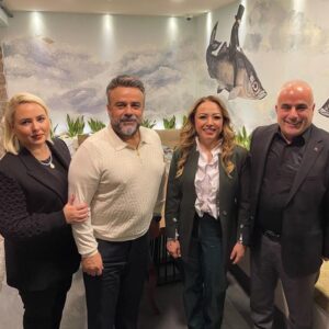 Bülent Serttaş Instagram - @MTU_ozaledu  Rektörü Sayın @profdraysunbaykarabulut ile bir araya gelerek gençlerimiz için hazırlanan programlar hakkında fikir alışverişinde bulunduk ve Doğada Hayat Var 🌿kitabını  hediye ettiler.Ayrıca Kendileri ile  ilerleyen süreçte @MTU_ozaledu  üniversite çalışmalarında yer alacağıma dair söz verdim😊