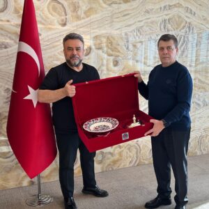 Bülent Serttaş Instagram - Yoğun çalışmalarının ardından tebrik ve yeni yıl kutlaması için ziyaret ettiğim değerli büyüğüm TÜRKK METAL Sendika başkanım sayın PEVRÜL KAVLAK,günün anısına takdim ettiği hediye için teşekkür ediyor,saygılarımı sunuyorum. @pevrulkavlak @turkmetalsendikasi #ankara