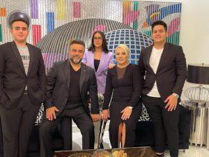 Bülent Serttaş Instagram - Acısıyla tatlısıyla iyisiyle kötüsüyle bir yıl daha geçti. Dertsiz kedersiz sağlıklı mutlu huzurlu güzel günler yıllar yaşamayı RABBİM herkese nasip etsin. Ailemle beraber bütün dostlarımın yeni yılını kutluyorum. #yeniyıl #happynewyear #yılbaşı