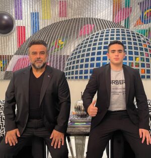 Bülent Serttaş Instagram - Canım oğlum EMİR, Dilerim Rabbimden ,yeni yaşınla beraber bütün hayatın mutlu, başarılı ve sağlıklı geçer. Seninle tüm hayatım boyunca gurur duyarım oğlum. Sen de benim kahramanım olursun EMİR. Ablan ve Abine de dediğim gibi size verebileceğim en büyük hediyem sevgim ve dualarımdır canım oğlum EMİR BÜLENT SERTTAŞ 
Nice Yaşlara.