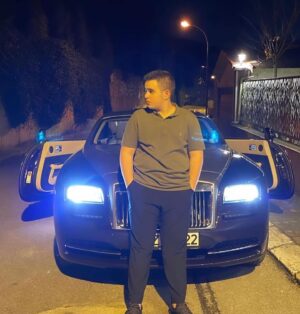 Bülent Serttaş Instagram - Canım oğlum EMİR, Dilerim Rabbimden ,yeni yaşınla beraber bütün hayatın mutlu, başarılı ve sağlıklı geçer. Seninle tüm hayatım boyunca gurur duyarım oğlum. Sen de benim kahramanım olursun EMİR. Ablan ve Abine de dediğim gibi size verebileceğim en büyük hediyem sevgim ve dualarımdır canım oğlum EMİR BÜLENT SERTTAŞ 
Nice Yaşlara.