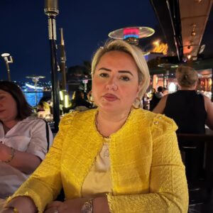 Bülent Serttaş Instagram - Çocuklarım Onuru Gururu ve benim ömrümün uzun yolu.
Gördüğüm en güzel rüyalardasın 
Sen benim alın yazımsın,SELVİ’M ANNELER GÜNÜN KUTLU OLSUN.