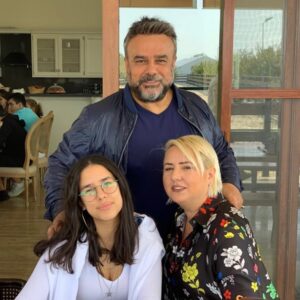 Bülent Serttaş Instagram - Ne istediysem sende buldum SELVİ’m
Ve benim ilk göz ağrım Kızım.
Sizi seviyorum. Sevgililer gününüz kutlu olsun. 14 Şubat dünya sevgililer günü tüm dostlarıma kutlu olsun. @slvserttas  @mirayserttas14 @miraluna.design