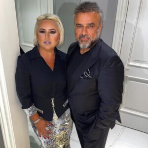 Bülent Serttaş Instagram - ÖMÜR YOLDAŞIM, ÇOCUKLARIMIN DEVAMLI İYİKİ DEDİĞİ,İYİLİK,MERHAMET VE GÜZELLİK ABİDEM,SELVİM,SENİN VE BÜTÜN ANNELERİN BU MUTLU GÜNÜNÜ EN İÇTEN DİLEKLERİMLE KUTLUYORUM.💐❤️💐#annelergünü #mathersday❤️