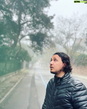 Burak Aksak Instagram - güneşli bir hafta sonu  olmasını bekliyordum, olmadı. en nihayetinde her beklenti, içerisinde bir hayal kırıklığı barındırır. sırf bu yüzden de beklemekten vazgeçecek değilim. elbet bu sisler dağılacak, güneşli günler görünecek, motorları mavilere sürmesem de olur. 

hayat sana her istediğini vermek zorunda değil ayrıca. bazen tüm planların alt üst olur. oturup hayıflanmaktansa yeni bir rota çizersin kendine. hem böyle de iyi bir yandan. adada inceden bi silent hill havası.