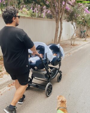 Burak Aksak Instagram - geçtiğimiz yıl bahaneleri bir kenara koymam öğretildi, uykunun ne büyük nimet olduğu anlaşıldı, her zorlukta bir kolaylık olduğu yaşanarak tecrübe edildi, tamamlanmaya muhtaç yeni hikayelere başlanıldı, acı kahveler tüketildi, çaylar soğudu, pişmanlıklar unutuldu, eski dostlar özlendi, uzaktan herkes daha bi sevildi. ve en önemlisi; başlamak için bir sebebe ihtiyacım vardı, iki tane birden verildi. özetle, sana ulaşmak biraz zor oldu ama değdi be. merhaba 38.