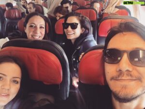 Burak Aksak Instagram - gözler şiş ama yüzler gülüyor. geliyoruz izmir! @bkmonline 
#senkiminledansediyorsun 💃🏻🕺🏻