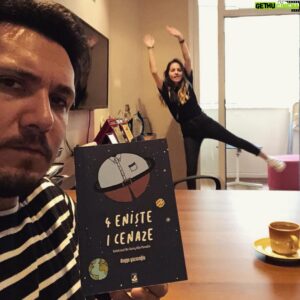 Burak Aksak Instagram - sezona çok komik ve çok eğlenceli bir kitapla giriş yapmanın verdiği coşku yüzüme yansımış durumda. arkada da @aksakkbusra’nın dolara ve baskı maliyetlerine karşı olan tepkisini görüyoruz. 
#4enişte1cenaze muhteşem bir ilk roman. @duyguyazicioglu_ bu kalemiyle daha çok güldüreceği belli. hadi yolu açık olsun. @kusuratyayinlari