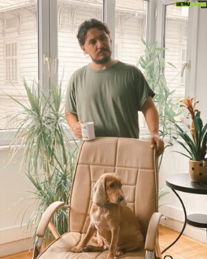 Burak Aksak Instagram - -nereye bakalım?
-8 seneye sığdırmaya çalıştıklarımıza.
-başladığımız yere mi döndük acaba?
-döndüysek de başladığımız şekilde dönmedik. yeni hikayeler, yeni insanlar, yeni acılar, yeni mutluluklar sığdırdık heybemize de öyle döndük geriye. önemli olan tek bir şey var galiba.
-nedir?
-burada mutlu muyuz?
-mutlu değilsek de umutluyuz. zamanında çok mutluymuşuz. bunu hatırlamak bile güzel. 
-hazırlan, yolumuz uzun. anlatacak çok hikayemiz var. ayrıca sevgili @kusuratyayinlari size yeni bir duvar lazım. #leylailemecnun