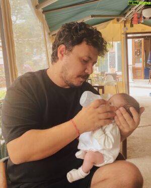 Burak Aksak Instagram - geçtiğimiz yıl bahaneleri bir kenara koymam öğretildi, uykunun ne büyük nimet olduğu anlaşıldı, her zorlukta bir kolaylık olduğu yaşanarak tecrübe edildi, tamamlanmaya muhtaç yeni hikayelere başlanıldı, acı kahveler tüketildi, çaylar soğudu, pişmanlıklar unutuldu, eski dostlar özlendi, uzaktan herkes daha bi sevildi. ve en önemlisi; başlamak için bir sebebe ihtiyacım vardı, iki tane birden verildi. özetle, sana ulaşmak biraz zor oldu ama değdi be. merhaba 38.