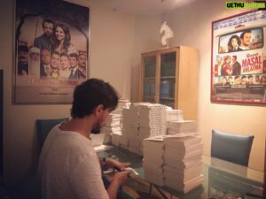 Burak Aksak Instagram - tbt değil, bildiğin bugün. imzalı kitap ayağına bayram öncesi iş kitlemesi. teşekkürler @kusuratyayinlari teşekkürler @dr_dunyasi #leylailemecnun