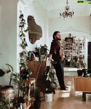 Burak Aksak Instagram - her şey çok güzel olacak gibi oluyo ama olmuyo. bundan daha kötüsü olamaz derken en kötüsü oluyo. hayat sürekli yeni bir şeyler öğretiyo. ama o öğrettikleri bi işe de yaramıyo.