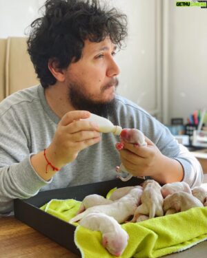 Burak Aksak Instagram - ramazan sabır ve mucize ayıdır. bu minikler ve anneleri bir mucize olarak hayattalar. ve bize sabrı öğretiyorlar. gece gündüz, saat başı bakıma muhtaçlar. leyla'nın yavruları değil ama anneleri gibi bekliyor hepsinin başında. ayrıca annelerine kan verdi, dünyaya gelmeleri için yardım etti. sahiplendirme kısmıyla ben ilgilenmiyorum. şu an tek uğraşımız minikleri hayatta tutmak. yaşasınlar da hele elbet bir yer bulunur hepsine. 12'si de başımıza kalacak değil ya. kalmaz ya. kalmasın yani. yok canım artık daha neler? neyse, annelerine @papsivet bebekler gibi bakarken, kendisine çift lafım var. sid'in de dediği gibi; "hanım hanım! bunlar benim yavrularım!"