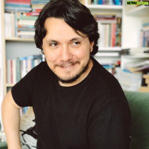 Burak Aksak Instagram - iki aydır evdeyiz ama bayram diye mutlu. sabahın köründe kaldırdı bayramlarıkları giydirdi. ardından evin içinde misafircilik oynadık. 15. dakkada sıkılıp eve dönmek istedim. “bi çay daha için kalkarsınız” diye diye bu saat oldu. daha bunun giderken kapı önünde yapılan sohbeti var. hayır o kapı önü muhabbetinden sonra yine aynı kapıdan içeri gircez bi de. oof oof! mafettin bizi pandemi.