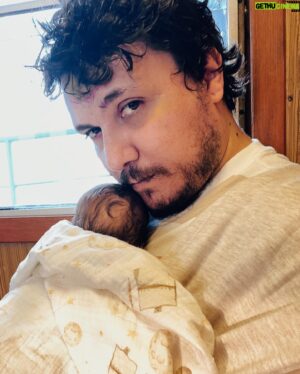Burak Aksak Instagram - geçtiğimiz yıl bahaneleri bir kenara koymam öğretildi, uykunun ne büyük nimet olduğu anlaşıldı, her zorlukta bir kolaylık olduğu yaşanarak tecrübe edildi, tamamlanmaya muhtaç yeni hikayelere başlanıldı, acı kahveler tüketildi, çaylar soğudu, pişmanlıklar unutuldu, eski dostlar özlendi, uzaktan herkes daha bi sevildi. ve en önemlisi; başlamak için bir sebebe ihtiyacım vardı, iki tane birden verildi. özetle, sana ulaşmak biraz zor oldu ama değdi be. merhaba 38.