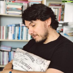Burak Aksak Instagram - iki aydır evdeyiz ama bayram diye mutlu. sabahın köründe kaldırdı bayramlarıkları giydirdi. ardından evin içinde misafircilik oynadık. 15. dakkada sıkılıp eve dönmek istedim. “bi çay daha için kalkarsınız” diye diye bu saat oldu. daha bunun giderken kapı önünde yapılan sohbeti var. hayır o kapı önü muhabbetinden sonra yine aynı kapıdan içeri gircez bi de. oof oof! mafettin bizi pandemi.