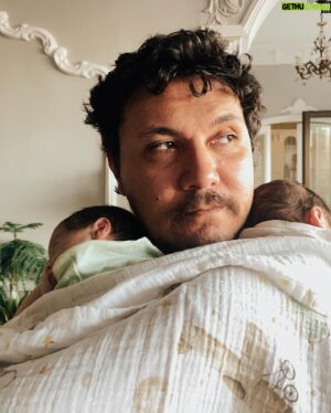 Burak Aksak Instagram - geçtiğimiz yıl bahaneleri bir kenara koymam öğretildi, uykunun ne büyük nimet olduğu anlaşıldı, her zorlukta bir kolaylık olduğu yaşanarak tecrübe edildi, tamamlanmaya muhtaç yeni hikayelere başlanıldı, acı kahveler tüketildi, çaylar soğudu, pişmanlıklar unutuldu, eski dostlar özlendi, uzaktan herkes daha bi sevildi. ve en önemlisi; başlamak için bir sebebe ihtiyacım vardı, iki tane birden verildi. özetle, sana ulaşmak biraz zor oldu ama değdi be. merhaba 38.