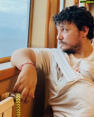 Burak Aksak Instagram - geçtiğimiz yıl bahaneleri bir kenara koymam öğretildi, uykunun ne büyük nimet olduğu anlaşıldı, her zorlukta bir kolaylık olduğu yaşanarak tecrübe edildi, tamamlanmaya muhtaç yeni hikayelere başlanıldı, acı kahveler tüketildi, çaylar soğudu, pişmanlıklar unutuldu, eski dostlar özlendi, uzaktan herkes daha bi sevildi. ve en önemlisi; başlamak için bir sebebe ihtiyacım vardı, iki tane birden verildi. özetle, sana ulaşmak biraz zor oldu ama değdi be. merhaba 38.