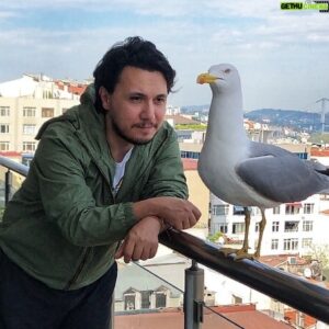 Burak Aksak Instagram - tüm bunlar geçecek, yaşananlar bir anı olarak kalacak geride ve biz her şeye alışacağız. zaman akacak, günler bitecek, geceleri türlü bahanelerle uyku tutmayacak ikimizi de... yok yok daha delirmedim. martıyla değil fotoğrafı çekenle konuşuyorum elbette. “insan zihni kusurludur. alıştığını zanneder ama aslında unutur” dedi ama ben duymazdan geldim. henüz bir martıyı dinleyecek kadar delirmedim.