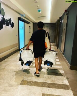 Burak Aksak Instagram - 26. gün ve ilk gün sizi götürürlerken arkanızdan baktığım yolda şimdi beraber yürüyoruz. 

dünyada iyi ve kötü insanlar var. siz en iyileriyle tanıştınız. hayata dair ilk anlarınızı paylaştığınız hemşire ablalarınızı asla unutmayın. biz evde bu kadar iyi bakamayabilirdik size.

dünyada kazanmak da kaybetmek de var. siz ilk izlediğiniz final maçını kazanarak başladınız. "acaba kızlarla beraber izleyebilir miyiz" dediğimiz sultanları şampiyon olarak gördünüz. (djokovic-alcaraz maçı da vardı ama açık konuşmak gerekirse babanız tenisten pek anlamıyor kızlar. biraz baktım ama yordu yeminle. sonucu bilmiyorum ama biri kazandı biri kaybetti işte. dediğim gibi kazanmak da var kaybetmek de)

dünyada anneler ve babalar var. biz sizin için en iyisi olmaya çalışacağız. öyle ya da böyle elinizdekiyle idare edeceksiniz artık. ama ben size güveniyorum, siz bizi iyileştireceksiniz.

dünyada öğrenecek pek çok şey var. hepsini öğretemem çünkü benim de kapasitem sınırlı. ama sizinle beraber öğrenmeye çalışabilirim.

dünyada yürünecek çok yol var. düşeceksiniz, kalkacaksınız, koşacaksınız, yorulacaksınız, belki yolu anlamsız bulacaksınız, yeni yollar arayacaksınız. ne yaparsanız yapın, asla yalnız yürümeyeceksiniz.

hoş geldiniz şampiyonlar!