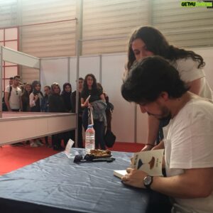 Burak Aksak Instagram - teşekkürler izmir. çok güzel bir hafta geçirdik beraber. çocukla da çocuk oldum, evet. erken 23 nisan kutlaması. #leylailemecnun @kusuratyayinlari