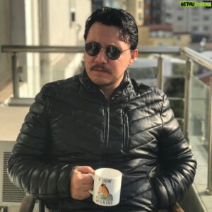 Burak Aksak Instagram - yarınlara umutla bakmak için mükemmel saatler bunlar. sonuçta yarım kalan bir hikayemiz, gerçekleşmesini beklediğimiz hayallerimiz var. ayrıca “bugün beni ilk defa güneşe çıkardılar...”