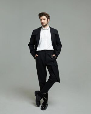 Burak Can Instagram - Bu akşam gerçekleşen TRT Uluslararası Dijital Platformu Lansman gecesine beni hazırlayan bu müthiş ekibe teşekkür ederim! 🤟🏻💥

👔Styling: @cestlavie.istanbul @senaerdemirr @zeyneppbaba @yagmurkoc 
📸Fotoğraf: @muhammetkayku @kaykustudio 
⌚️Takılar: @atolyewolf