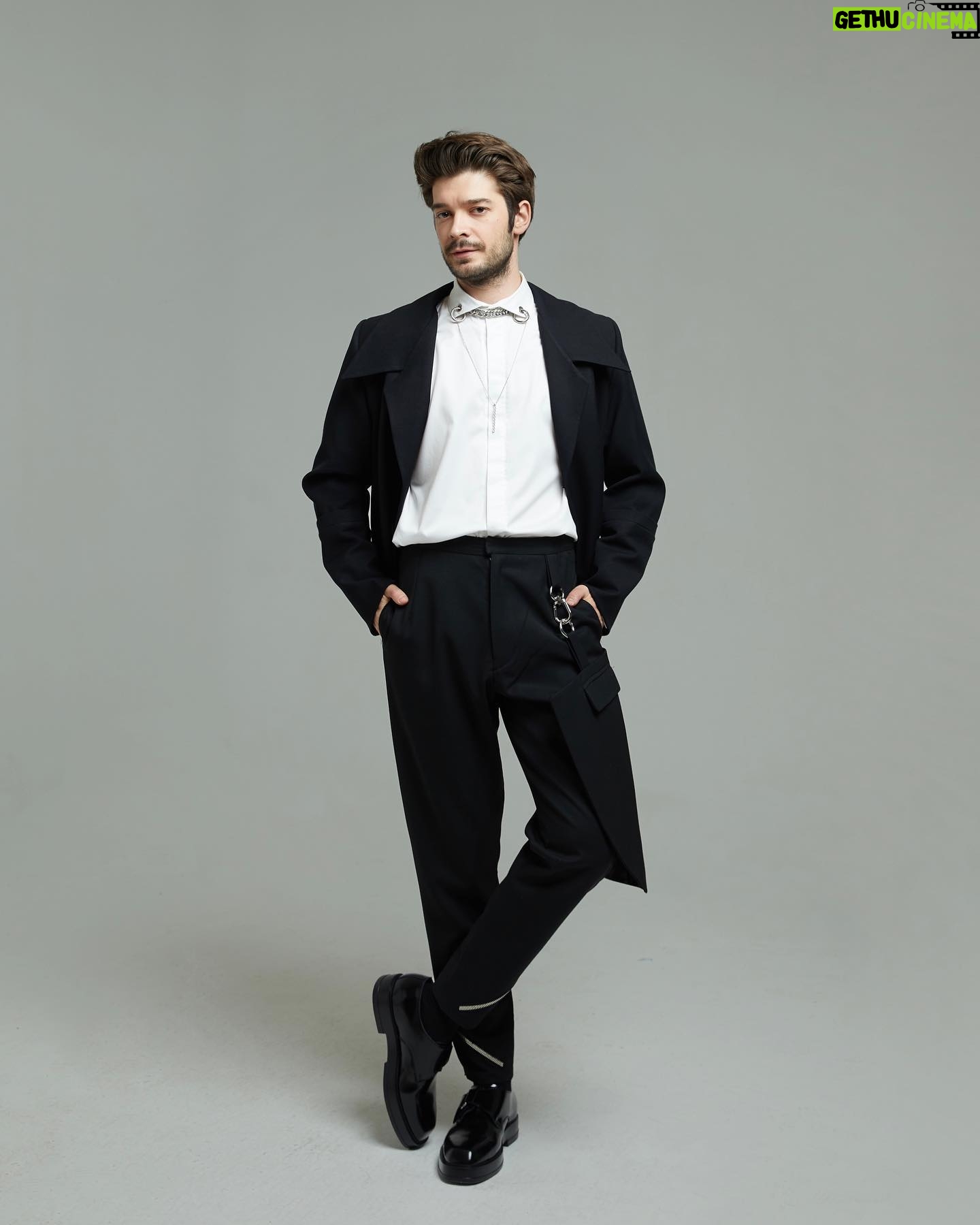 Burak Can - 47.3K Likes - Bu akşam gerçekleşen TRT Uluslararası Dijital Platformu Lansman gecesine beni hazırlayan bu müthiş ekibe teşekkür ederim! 🤟🏻💥
👔Styling: @cestlavie.istanbul @senaerdemirr @zeyneppbaba @yagmurkoc
📸Fotoğraf: @muhammetkayku @kaykustudio
⌚️Takılar: @atolyewolf