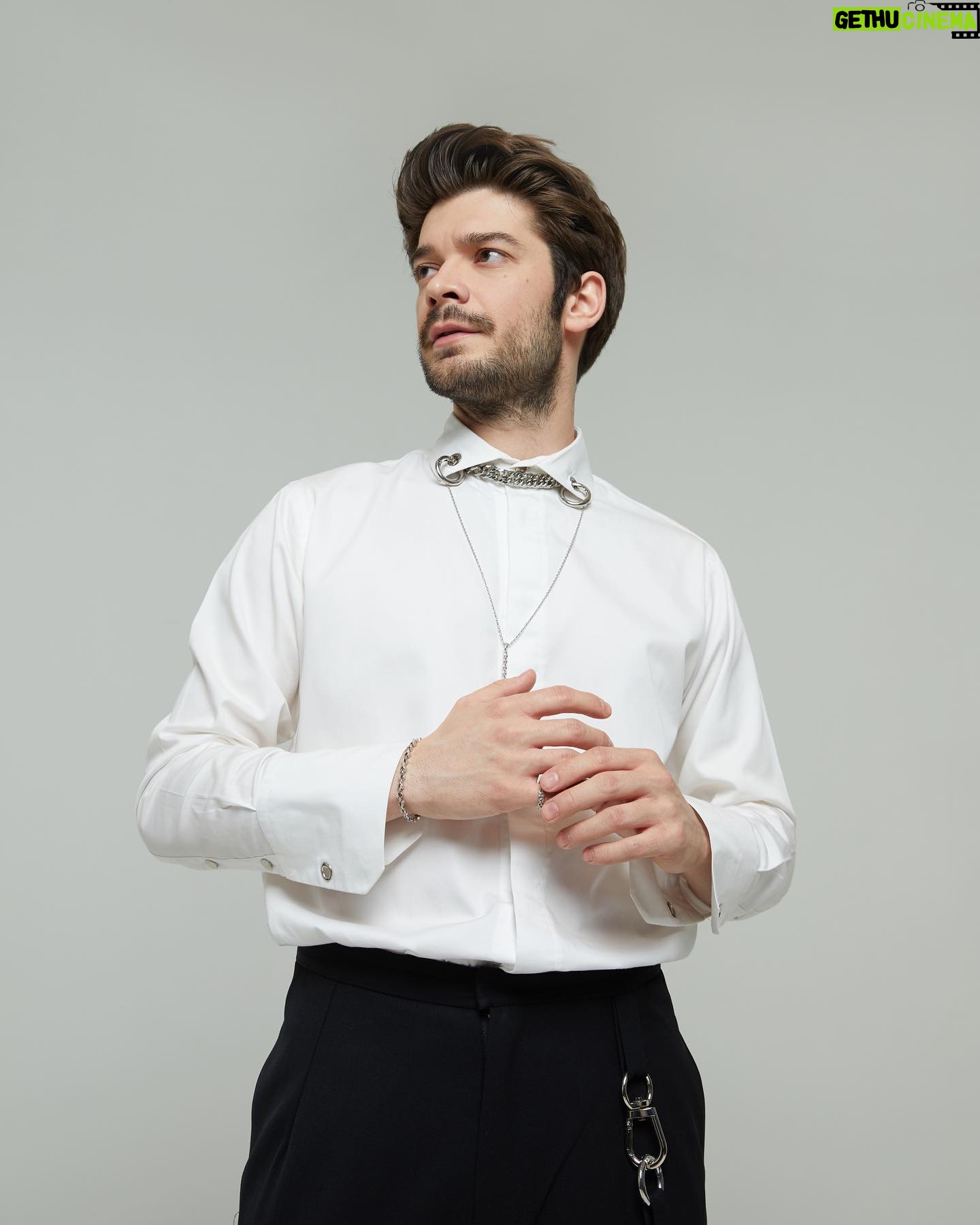 Burak Can - 47.3K Likes - Bu akşam gerçekleşen TRT Uluslararası Dijital Platformu Lansman gecesine beni hazırlayan bu müthiş ekibe teşekkür ederim! 🤟🏻💥
👔Styling: @cestlavie.istanbul @senaerdemirr @zeyneppbaba @yagmurkoc
📸Fotoğraf: @muhammetkayku @kaykustudio
⌚️Takılar: @atolyewolf