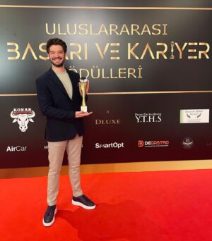 Burak Can Instagram - Beni bu ödüle layık gören, desteğini esirgmeyen, hayatıma dokunan herkese çok teşekkür ediyorum. İlk ödülüm... Yeri hep ayrı olacak 🏆