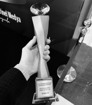 Burak Can Instagram - Beni bu ödüle layık gören, desteğini esirgmeyen, hayatıma dokunan herkese çok teşekkür ediyorum. İlk ödülüm... Yeri hep ayrı olacak 🏆