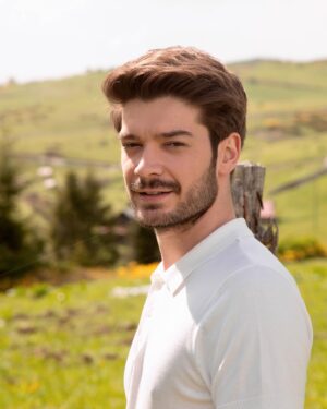 Burak Can Instagram - Uğur😎 #bölüm1 

Yeni yolculuğumuz bu akşam başlıyor. 20.00'de hepinizi @atvturkiye 'de ilk bölümüzü izlemeye bekliyoruz. 
#VermemSeniEllere @vermemsenidizi