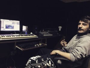 Burak Şahin Instagram - Müzik yapıyormuş gibi çek dayıcım :)
