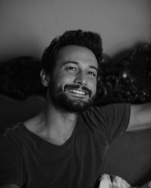 Burak Serdar Şanal Instagram - Gülmek iyidir, düşman çatlatır... 😜 Yüzünüzden gülücükler eksik olmasın. 🙏🏻