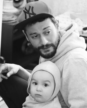 Burak Serdar Şanal Instagram - Oğlunuz elimde... Polise haber verirseniz ısırık manyağı yaparım !!! 😜@turkerclk @caglaizgi