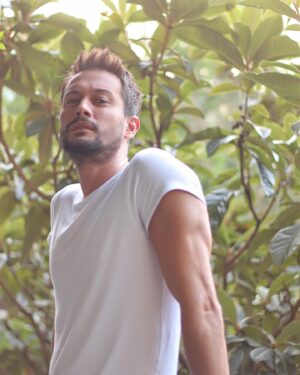 Burak Serdar Şanal Instagram - Serious White ✨