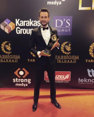 Burak Serdar Şanal Instagram - Beni bu ödüle layık gören herkese çok teşekkürler... 🙏🏻🙏🏻🙏🏻 #LiderMarkaÖdülleri #kimsebilmez @kimsebilmeztv @kimsebilmezdizi @atvturkiye @abdullahbulutt @dsdamatonline @damat_official