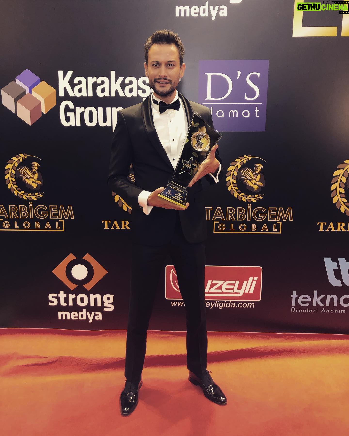 Burak Serdar Şanal - 180.9K Likes - Beni bu ödüle layık gören herkese çok teşekkürler... 🙏🏻🙏🏻🙏🏻 #LiderMarkaÖdülleri #kimsebilmez @kimsebilmeztv @kimsebilmezdizi @atvturkiye @abdullahbulutt @dsdamatonline @damat_official
