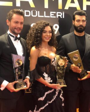Burak Serdar Şanal Instagram - Beni bu ödüle layık gören herkese çok teşekkürler... 🙏🏻🙏🏻🙏🏻 #LiderMarkaÖdülleri #kimsebilmez @kimsebilmeztv @kimsebilmezdizi @atvturkiye @abdullahbulutt @dsdamatonline @damat_official