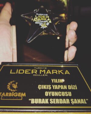 Burak Serdar Şanal Instagram - Beni bu ödüle layık gören herkese çok teşekkürler... 🙏🏻🙏🏻🙏🏻 #LiderMarkaÖdülleri #kimsebilmez @kimsebilmeztv @kimsebilmezdizi @atvturkiye @abdullahbulutt @dsdamatonline @damat_official