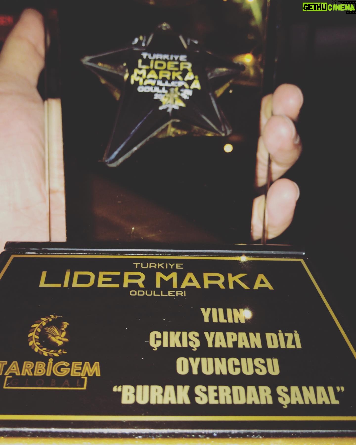 Burak Serdar Şanal - 180.9K Likes - Beni bu ödüle layık gören herkese çok teşekkürler... 🙏🏻🙏🏻🙏🏻 #LiderMarkaÖdülleri #kimsebilmez @kimsebilmeztv @kimsebilmezdizi @atvturkiye @abdullahbulutt @dsdamatonline @damat_official
