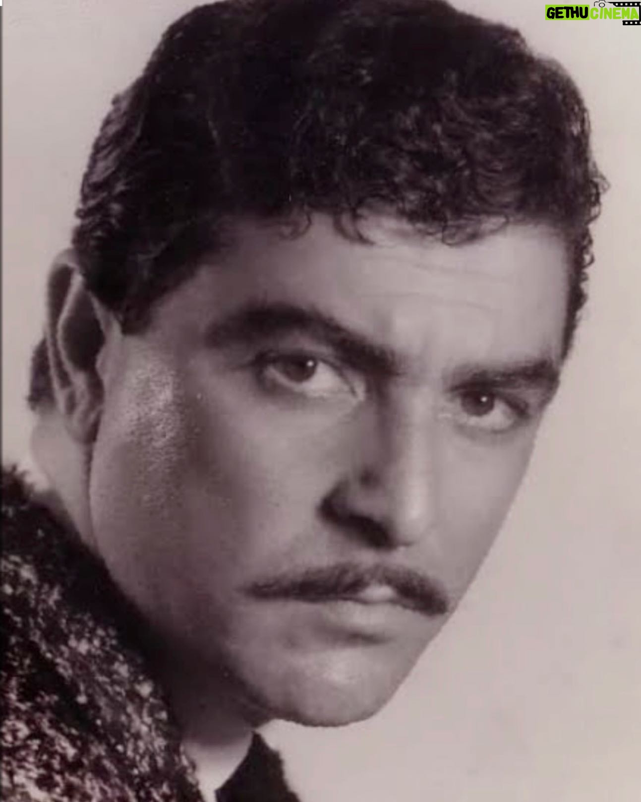 Burak Sergen - 3K Likes - Bu özlediğim gece
Bu bizim gecemiz sevdiğim
Yavaş
Ayak seslerim bu yaklaşan
Yavaş
Beni sana getiriyorlar…
Semih Sergen…
Yazdığın şiirler hala yaşıyorlar ..
özledim baba…